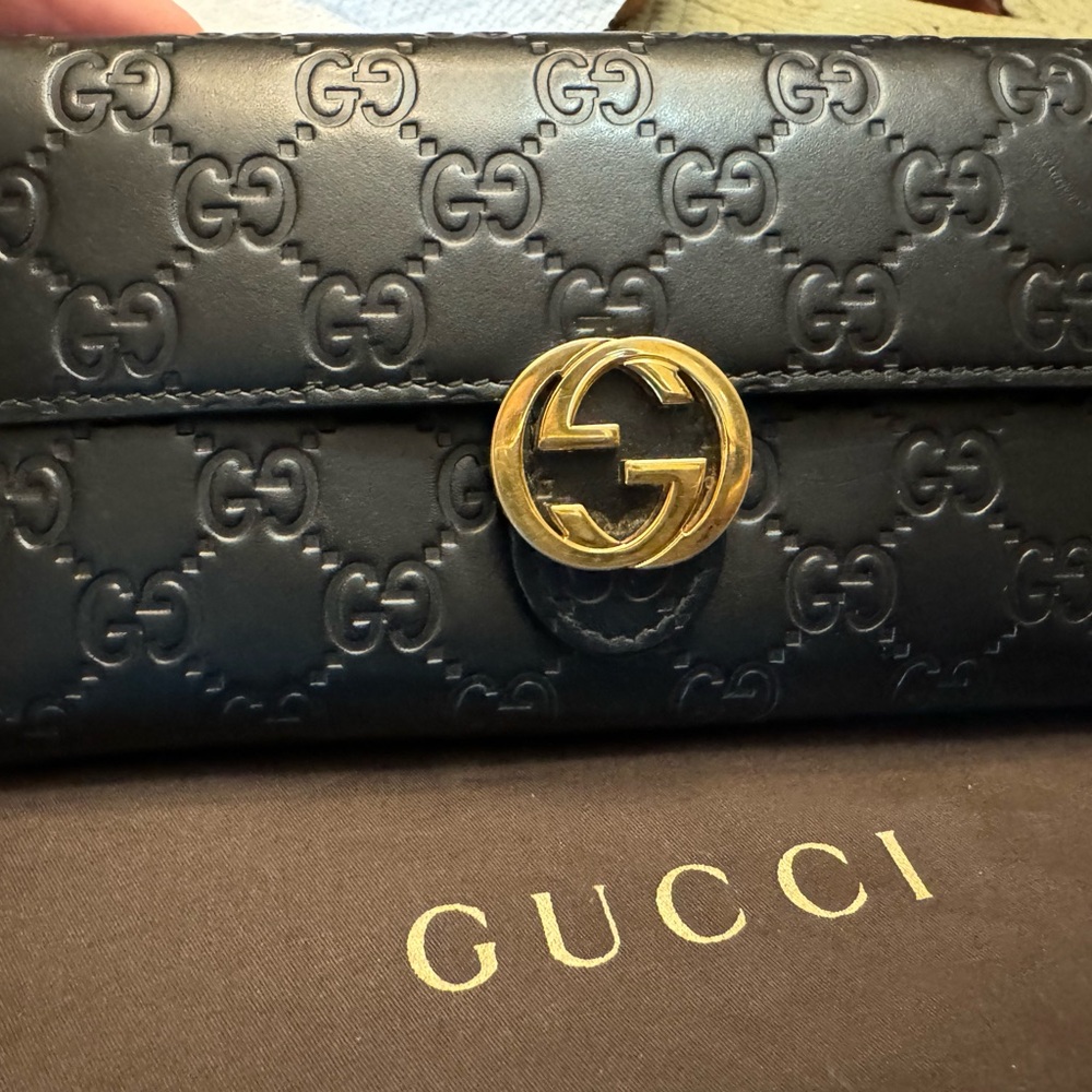 Gucci long wallet in brand new condition.